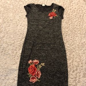 Grey tshirt dress with embroidered roses